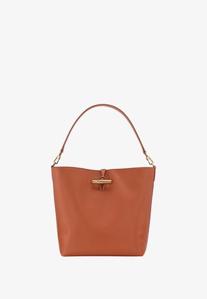 Tote-Tasche aus tanfarbenem Leder mit glatter Textur, weiter Öffnung und goldfarbener Toggle-Verschluss. Verfügt über einen einzigen, runden Schulterriemen.