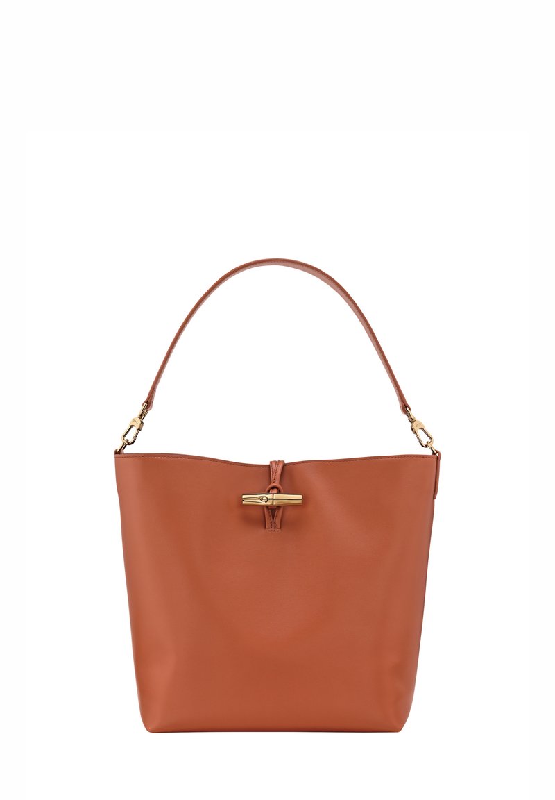 Tote-Tasche aus tanfarbenem Leder mit glatter Textur, weiter Öffnung und goldfarbener Toggle-Verschluss. Verfügt über einen einzigen, runden Schulterriemen.