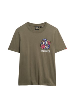 Camiseta de algodón verde oliva con cuello redondo y mangas cortas, que presenta un cisne azul bordado y rosas, con el texto "superdry".