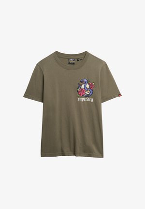 Oliven grøn bomulds t-shirt med rund halsudskæring og korte ærmer, prydet med en broderet blå svane og roser, samt "superdry" tekst.