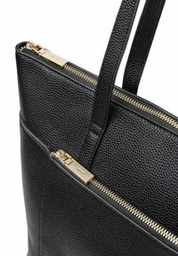Czarna torebka typu tote z fakturowanej skóry, z zamkiem błyskawicznym w kolorze złotym i złotymi elementami, z podwójnymi uchwytami i smukłym designem.