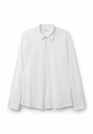 Camisa blanca de manga larga, confeccionada con tejido ligero, que presenta un cuello, cierre de botones y un dobladillo recto con sutiles detalles de costura.