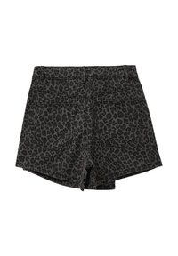 Schwarz-weiße Leopardenmuster-Shorts mit zwei Gesäßtaschen und Gürtelschlaufen, von hinten auf weißem Hintergrund gezeigt.