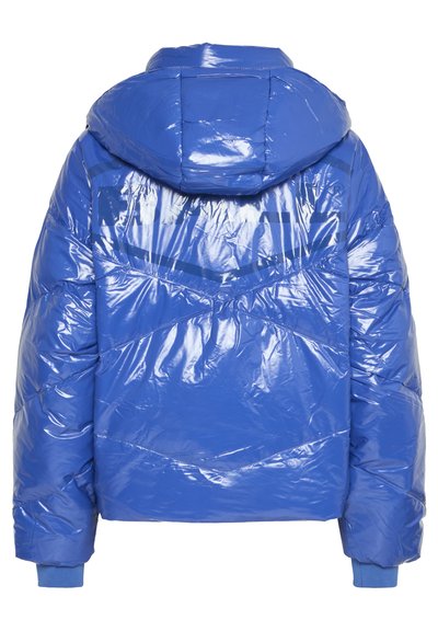 Fényes kivitelű kék puffertáska, kapucnival, steppelt dizájnnal és bordázott mandzsettákkal. A hátsó nézeten a nyakrész közelében látható egy logó.