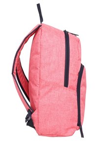 Sac à dos en tissu rose avec une finition texturée, comportant deux compartiments à fermeture éclair et des accents bleu marine contrastants sur les sangles et les bords.