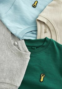 Vier T-Shirts in hellblau, beige, grau und grün. Jedes hat einen gerippten Halsausschnitt und das grüne T-Shirt ist mit einem kleinen gestickten Insektenmotiv versehen.
