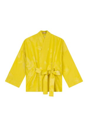 Geel kimono-stijl badjas met brede mouwen, een gestrikte taille en een bloemmotief dat in de stof is geperst. Zachte textuur met een gladde afwerking.