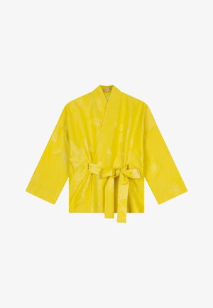Geel kimono-stijl badjas met brede mouwen, een gestrikte taille en een bloemmotief dat in de stof is geperst. Zachte textuur met een gladde afwerking.