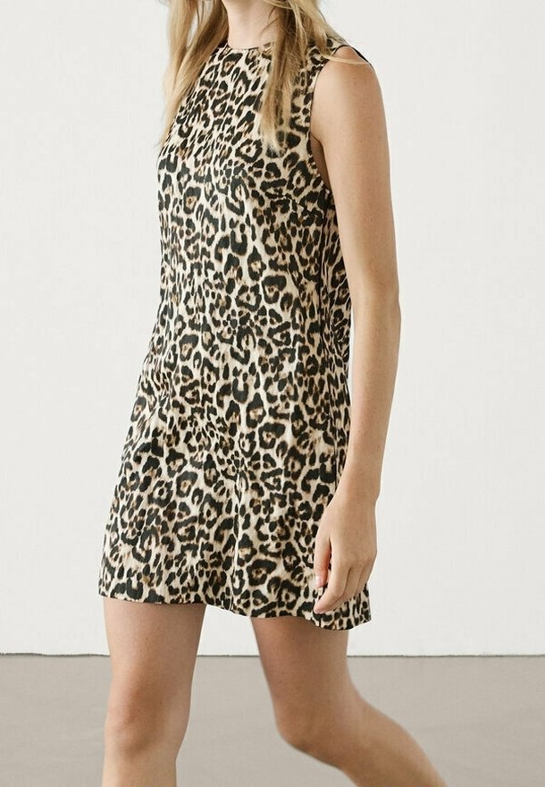 Sanskaripun leopard dengan lengan tanpa, terbuat dari kain lembut, menampilkan siluet pas dengan leher bulat, memiliki tekstur halus dan detail minimal.