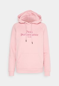 Felpa rosa realizzata in morbido tessuto, presenta una tasca a marsupio, cappuccio con cordino e il logo ricamato "Peak Performance". Polsini e orlo a costine.