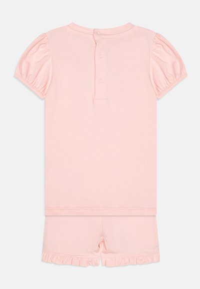 Top curto de manga curta rosa claro com mangas bufantes e fecho com botões nas costas, combinado com calções a condizer com bainha voltada.