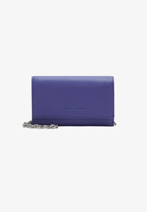 Fioletowy skórzany portfel o gładkiej teksturze, z srebrnym łańcuszkiem i wytłoczonym logo marki z przodu. Kompaktowy prostokątny kształt.