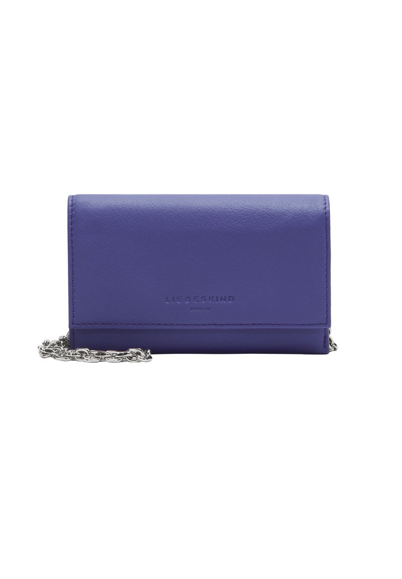 Fioletowy skórzany portfel o gładkiej teksturze, z srebrnym łańcuszkiem i wytłoczonym logo marki z przodu. Kompaktowy prostokątny kształt.