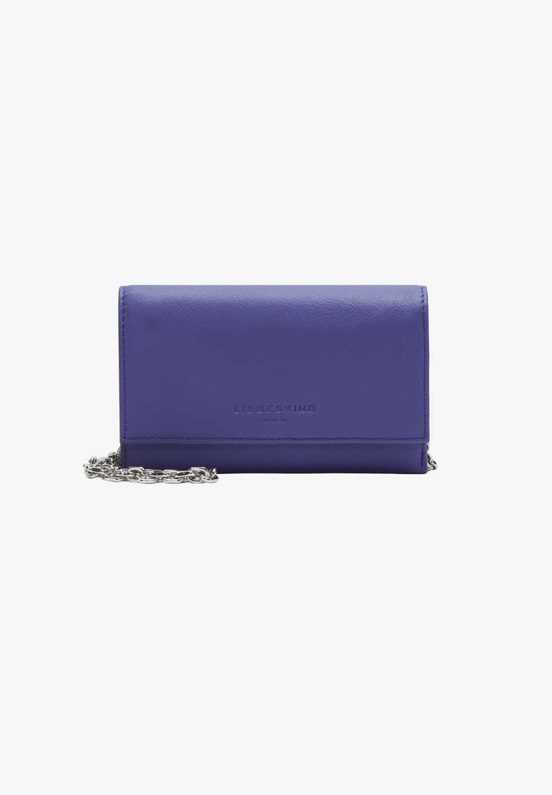 Fioletowy skórzany portfel o gładkiej teksturze, z srebrnym łańcuszkiem i wytłoczonym logo marki z przodu. Kompaktowy prostokątny kształt.