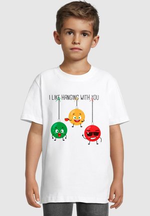 Hvid bomulds T-shirt med farverige cirkulære karaktergrafikker: grøn, orange og rød, med teksten "JEG KAN LIDE AT HÆNGE UD MED DIG" ovenfor.