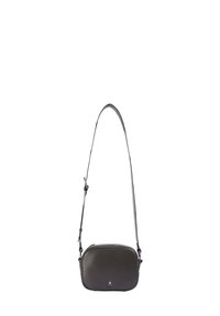 Bolso cruzado de cuero negro con forma rectangular, correa ajustable, cierre de cremallera y un pequeño logo en la parte frontal. Textura suave.