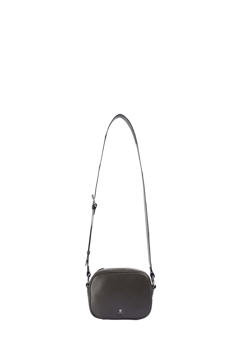 Bolso cruzado de cuero negro con forma rectangular, correa ajustable, cierre de cremallera y un pequeño logo en la parte frontal. Textura suave.