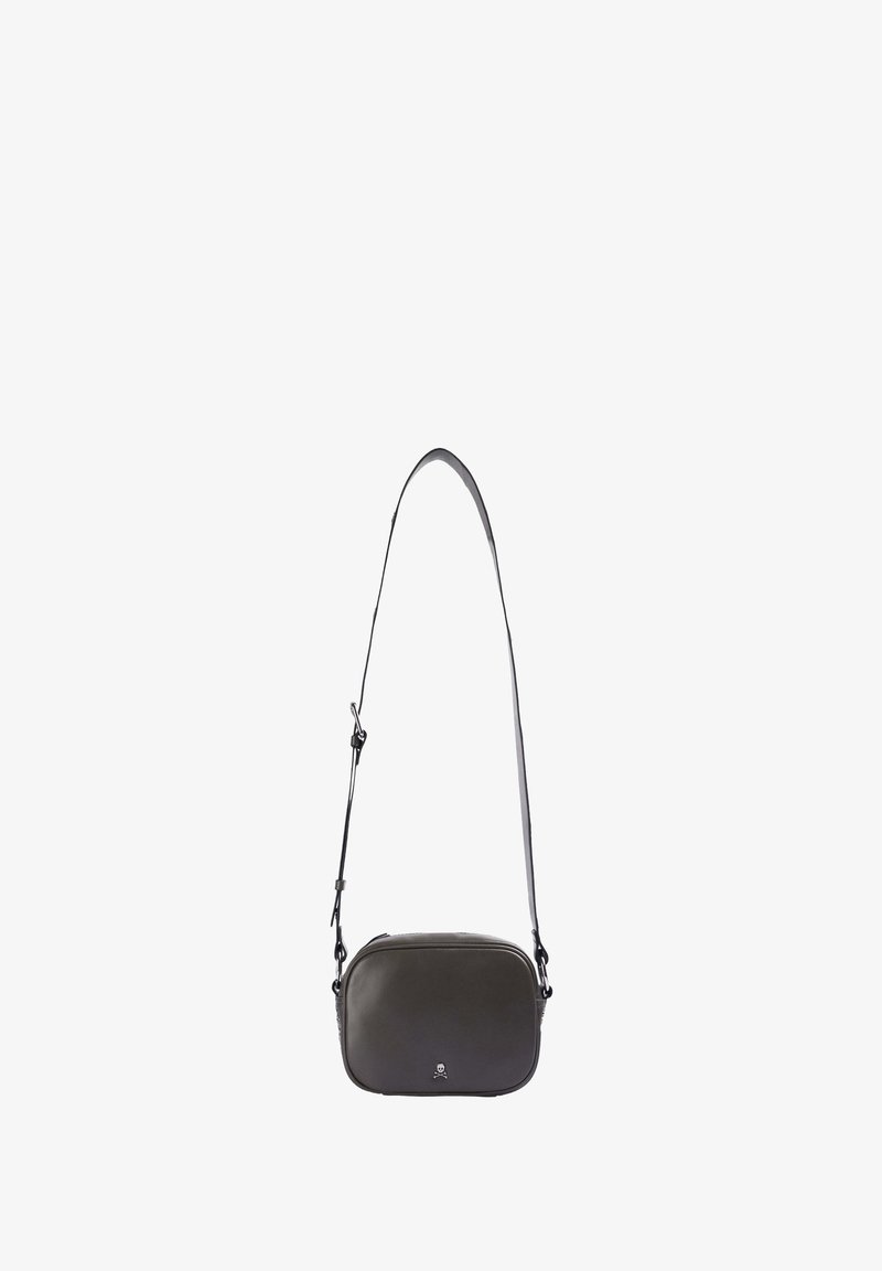 Bolso cruzado de cuero negro con forma rectangular, correa ajustable, cierre de cremallera y un pequeño logo en la parte frontal. Textura suave.