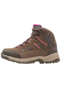Stivale da trekking impermeabile marrone e grigio con accenti rosa, pannelli in rete e suola robusta, progettato per il supporto della caviglia e per l'uso all'aperto.