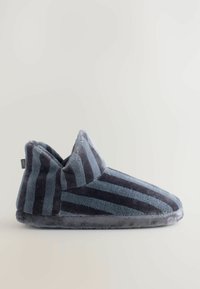 Grå og blå stribede slippers lavet af blødt tekstilmateriale med en rund tå og skrå bagdel for en tætsiddende pasform.