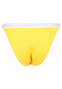 Bañador amarillo con cinturilla blanca, textura suave y un diseño ajustado que se estrecha hacia el centro. Costuras planas para mayor comodidad.