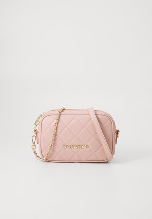 Bolso bandolera acolchado de Valentino en rosa con detalle de cadena dorada y logo en el frente, forma rectangular con cierre de cremallera.