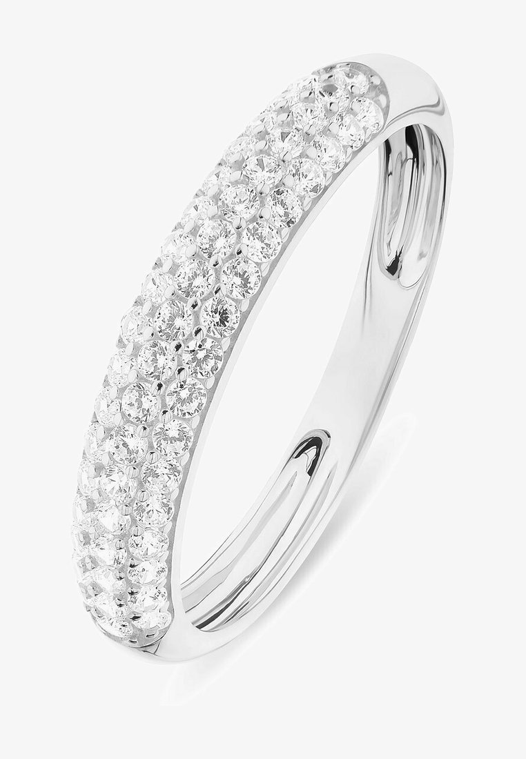 Anello in oro bianco con una fascia liscia e lucida, adornato da una fila di brillanti diamantini taglio rotondo incastonati in un design pavé lungo la parte superiore.