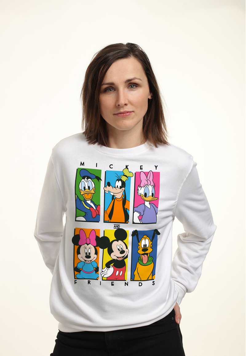 Felpa bianca a maniche lunghe con pannelli colorati a cartone animato di Topolino e amici, con grafiche in evidenza e testo in grassetto.