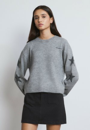 ESTRELLAS BORDADO - Strickpullover - gris