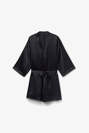Sort satin kort kimono med brede ærmer og et bindebælte i taljen, lagt fladt mod en hvid baggrund.