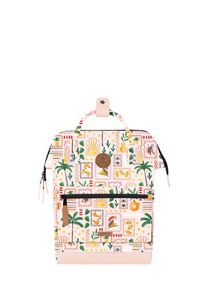 Sac à dos rectangulaire avec imprimés tropicaux colorés, poche zippée à l'avant, base rose et poignée supérieure avec fermeture à bouton-pression.