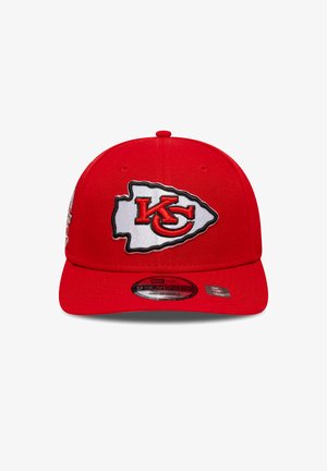 Rote verstellbare Kappe mit einem auffälligen gestickten KC-Logo innerhalb eines weißen Rahmens. Hergestellt aus Stoff mit einem strukturierten Design und nahtlosem Schild.