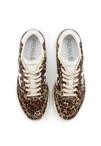 Sneakers con stampa leopardata, texture in suede, dettagli crema e lacci bianchi. Presentano un logo e una forma affusolata per un look casual.