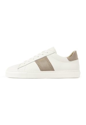 Witte lage leren sneaker met beige suède zijstreep en hieltab, witte veters en een platte rubberen zool.