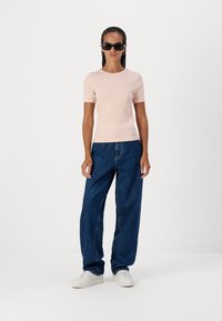 Calvin Klein Jeans LABEL FITTED TEE - Basic póló - peach whip