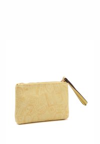 Pochette gialla con zip, caratterizzata da un motivo testurizzato di francobolli e etichette, dotata di una tracolla in una tonalità più scura per una facile gestione.