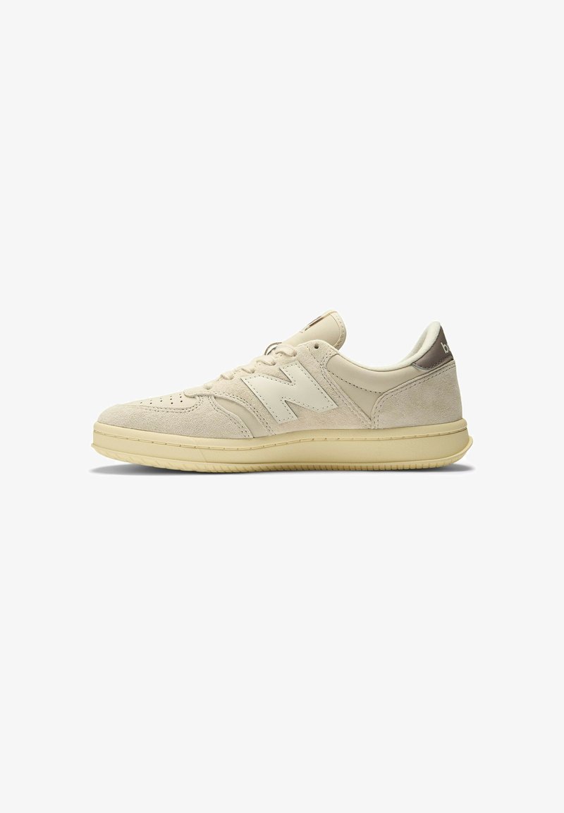 Beige Low-Top-Sneaker mit Wildleder- und Lederpaneelen, perforierter Zehenpartie, Schnürverschluss und einer leichten Gummisohle.