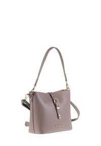 Sac à main en cuir texturé gris avec une poignée supérieure et une bandoulière réglable. Doté d'une boucle en métal doré et d'un détail de logo.