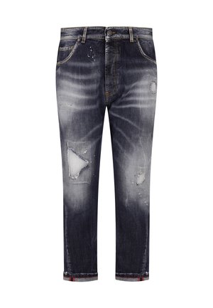 Jeans blu scuro effetto consumato con pezzi sbiaditi, macchie di vernice, orli risvoltati con striscia rossa, tasche frontali e chiusura con bottoni.