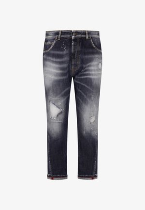 Vaqueros desgastados de color azul oscuro con parches descoloridos, salpicaduras de pintura, dobladillos enrollados con una franja roja, bolsillos delanteros y cierre de botón.