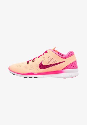 Chaussure de course Nike orange clair et rose avec une maille respirante, un logo swoosh rose à motif craquelé et une semelle blanche, vue de profil.