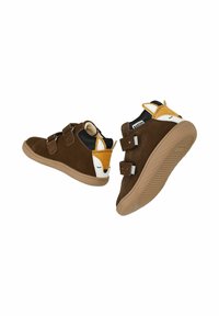 Braune Wildlederschuhe mit Gummisohle, ausgestattet mit zwei verstellbaren Riemen und einem Fuchs-Gesicht-Design in Weiß und Orange auf der Rückseite.