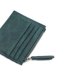 Tyrkysová kožená peněženka s několika přihrádkami na karty, zipovanou kapsou a hladkým povrchem. Obsahuje dekorativní zip pro snadný přístup.