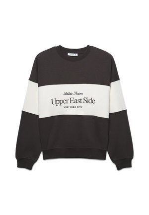 Felpa color block marrone scuro e crema con colletto a girocollo, che presenta la scritta "Upper East Side New York City" in lettere nere. Tessuto morbido.