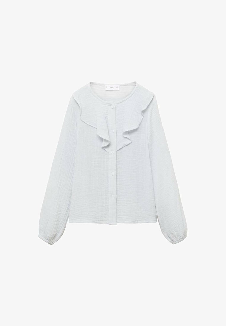 Blusa bianca a maniche lunghe con bottoni frontali e un colletto arricciato, con dettagli sul petto, realizzata in un tessuto leggero e testurizzato.