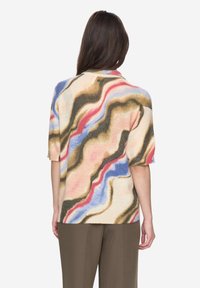 Kurzärmeliger Strickpullover mit einem wirbelnden, mehrfarbigen Muster in den Farbtönen Beige, Pink, Blau und Braun. Verfügt über einen runden Ausschnitt und eine weiche Textur.