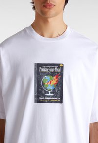 Witte katoenen T-shirt met een grafische print van een globe en vlammen, gelabeld "Verrassende Toekomst Vooruit" en "VANS PUBLISHING CO." in het zwart.