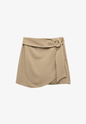 Wikkelrok in lichtbeige stof, met een zijstrik, cirkelvormige metalen hardware-accent en een gladde textuur met een vloeiende silhouet.