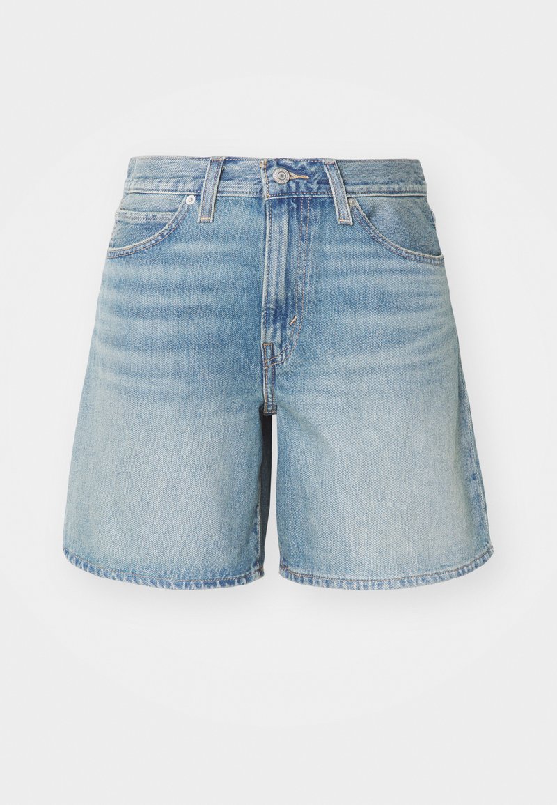 Shorts en denim bleu clair à coupe droite, avec cinq poches, passants de ceinture et un ourlet légèrement effiloché. Texture et finition de jean classiques.