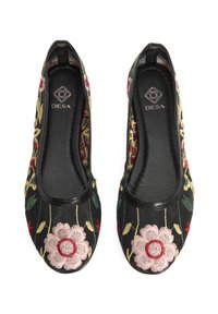 Chaussures plates en tissu noir avec broderies florales en rose, rouge et vert. Bout arrondi, ouverture élastique et détails de la semelle intérieure avec marque.